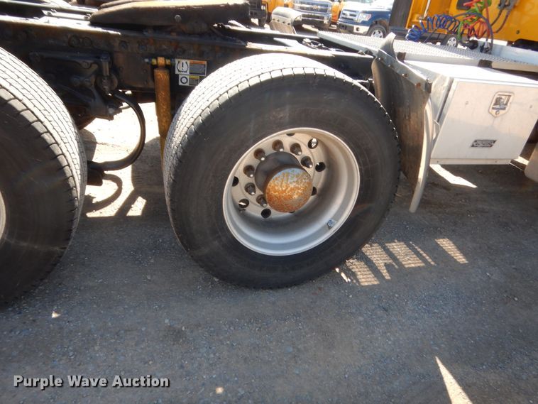 image for item ET9190 2016 Peterbilt 579  semi truck