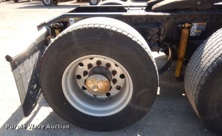 image for item ET9190 2016 Peterbilt 579  semi truck