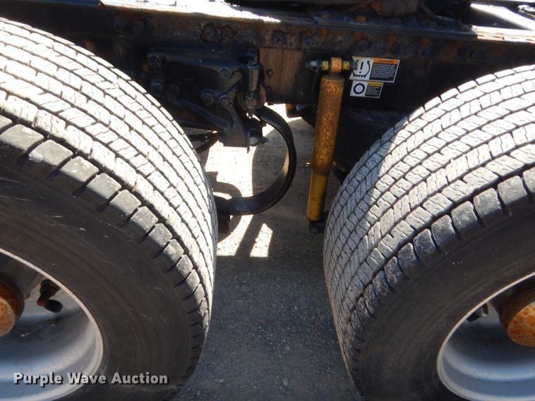 image for item ET9190 2016 Peterbilt 579  semi truck