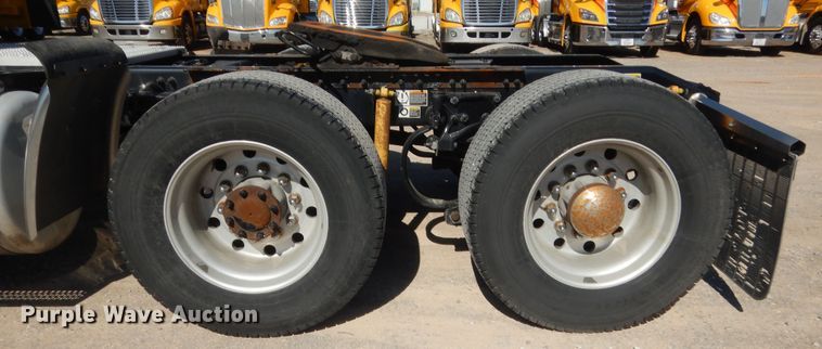 image for item ET9190 2016 Peterbilt 579  semi truck