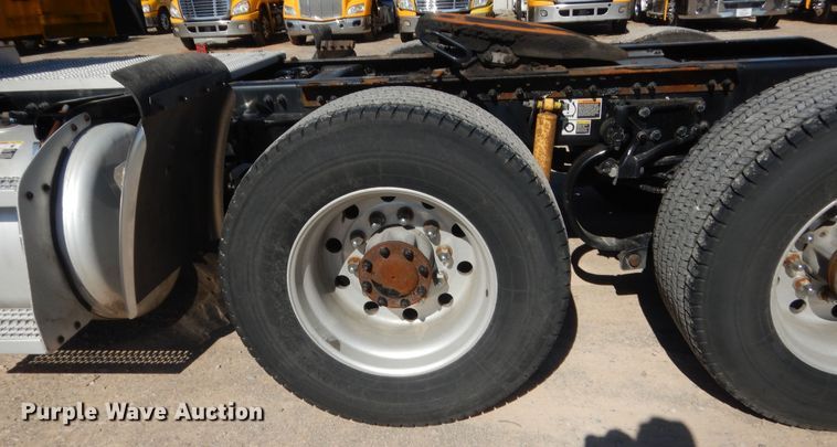 image for item ET9190 2016 Peterbilt 579  semi truck