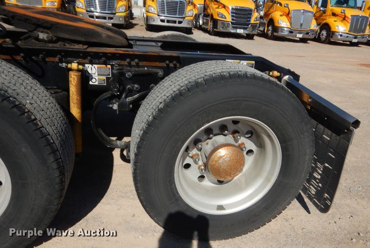 image for item ET9190 2016 Peterbilt 579  semi truck