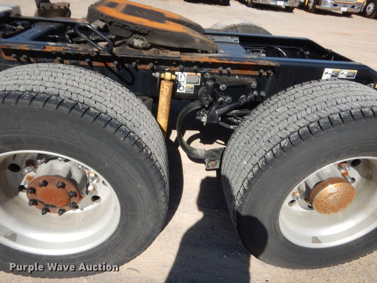 image for item ET9190 2016 Peterbilt 579  semi truck