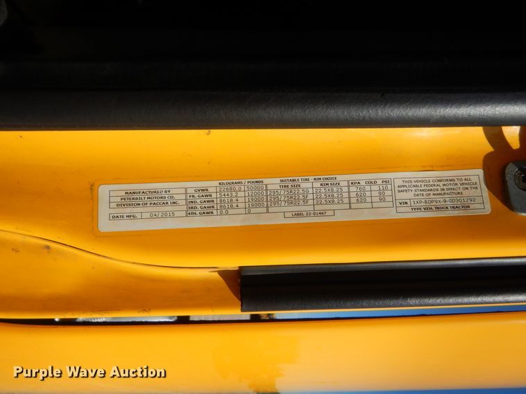 image for item ET9190 2016 Peterbilt 579  semi truck