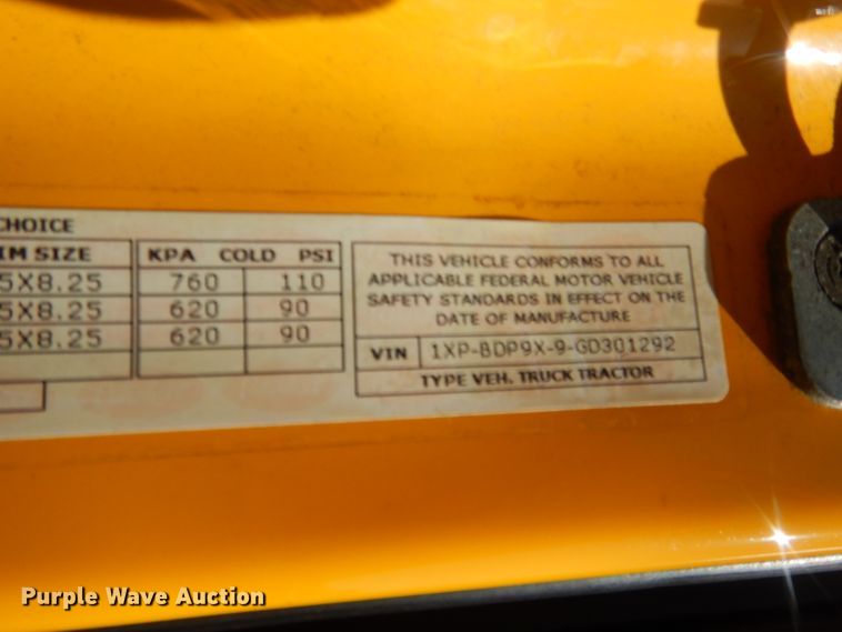 image for item ET9190 2016 Peterbilt 579  semi truck