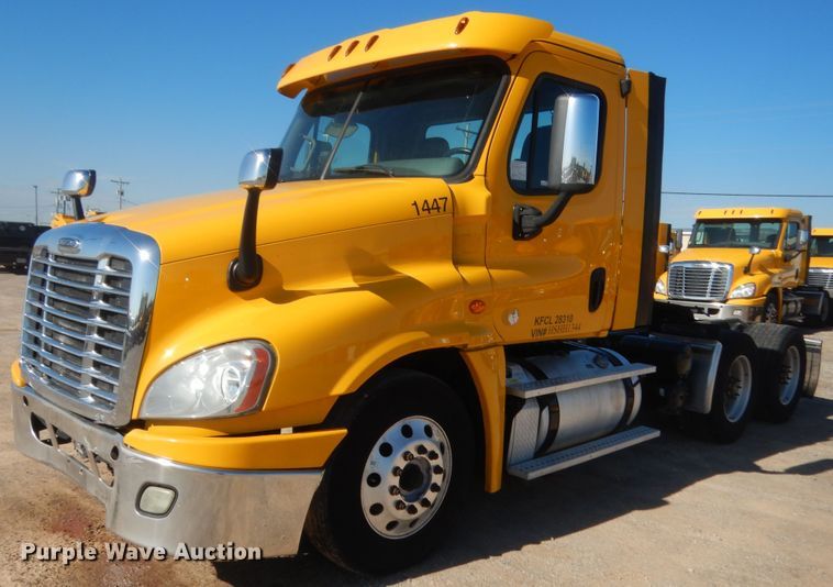 image for item ET9191 2017 Freightliner Cascadia 125  semi truck