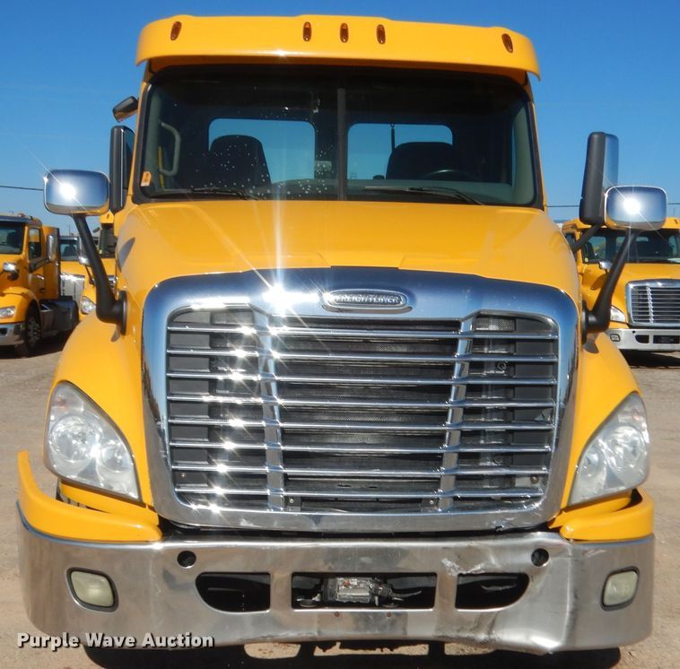 image for item ET9191 2017 Freightliner Cascadia 125  semi truck