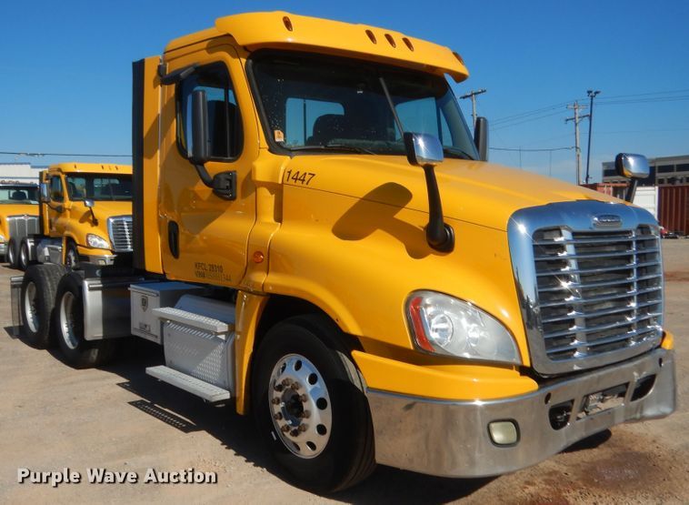 image for item ET9191 2017 Freightliner Cascadia 125  semi truck