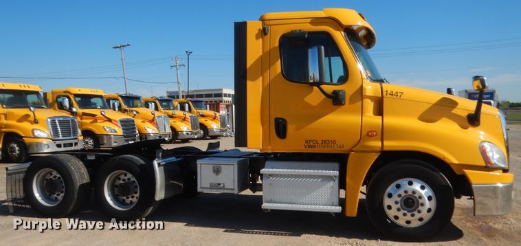 image for item ET9191 2017 Freightliner Cascadia 125  semi truck