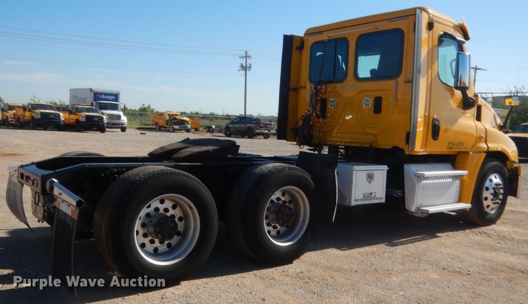 image for item ET9191 2017 Freightliner Cascadia 125  semi truck