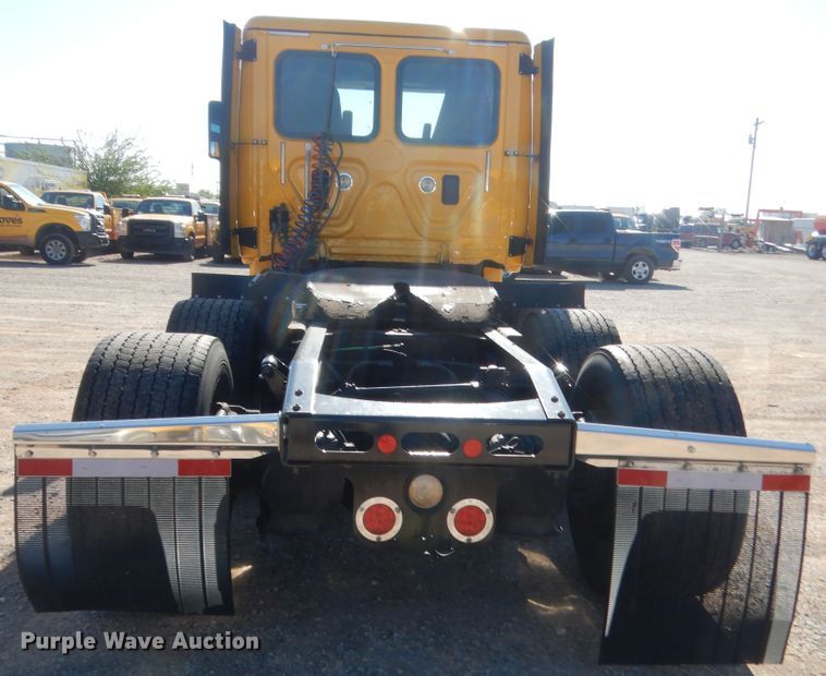 image for item ET9191 2017 Freightliner Cascadia 125  semi truck