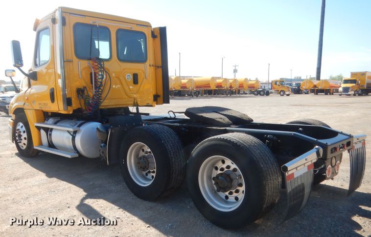 image for item ET9191 2017 Freightliner Cascadia 125  semi truck