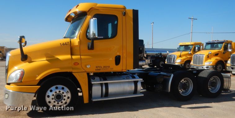 image for item ET9191 2017 Freightliner Cascadia 125  semi truck