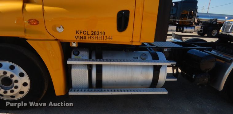 image for item ET9191 2017 Freightliner Cascadia 125  semi truck