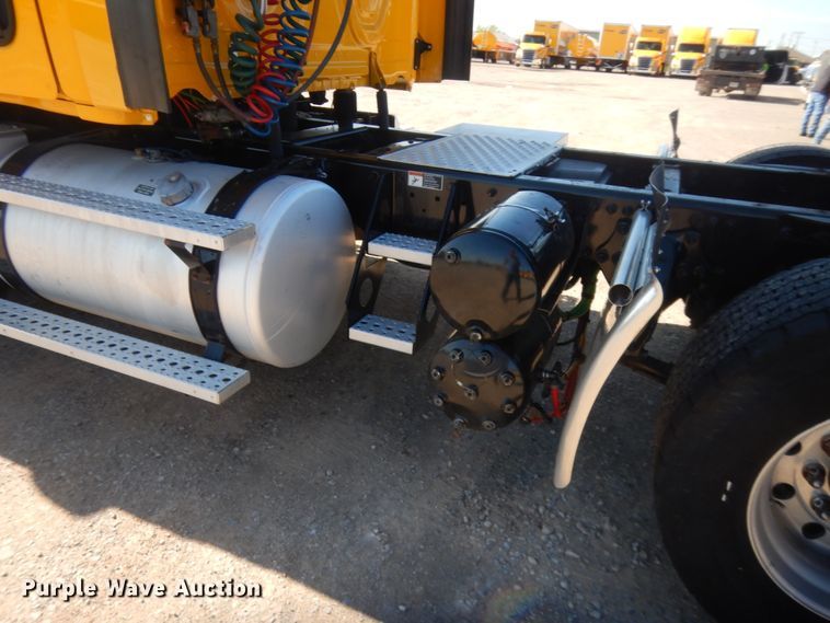 image for item ET9191 2017 Freightliner Cascadia 125  semi truck