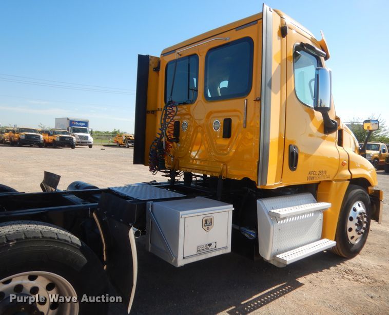 image for item ET9191 2017 Freightliner Cascadia 125  semi truck