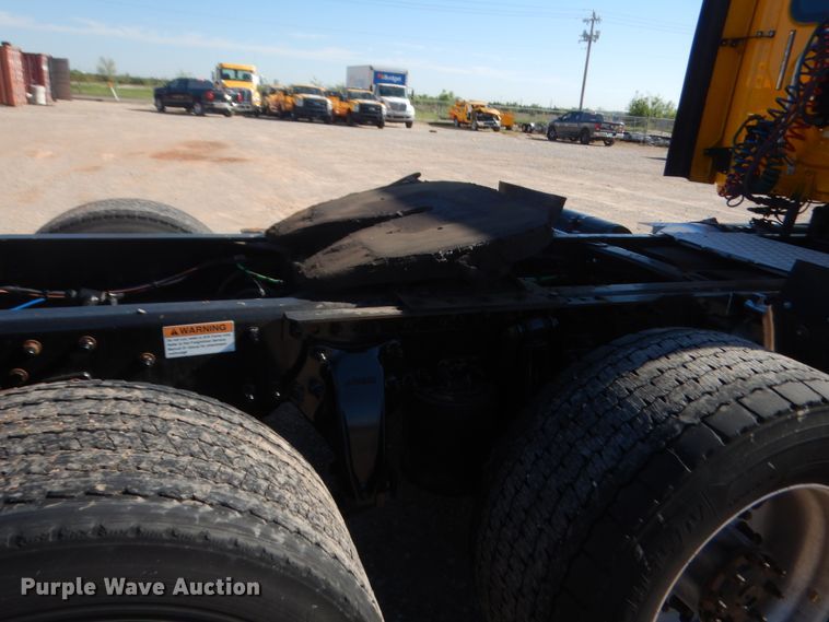 image for item ET9191 2017 Freightliner Cascadia 125  semi truck