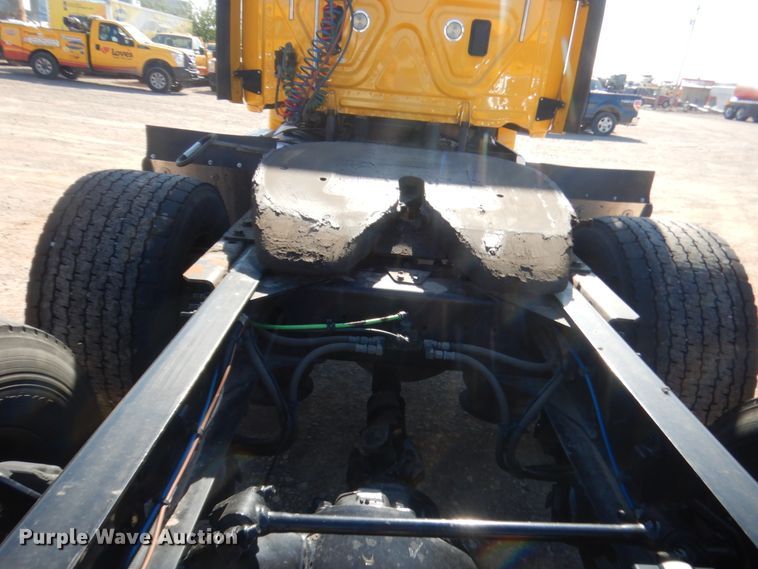 image for item ET9191 2017 Freightliner Cascadia 125  semi truck