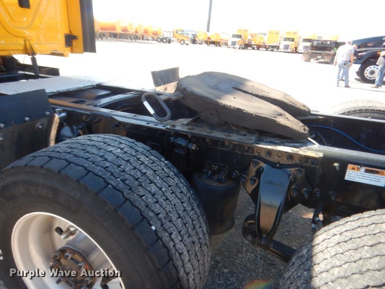 image for item ET9191 2017 Freightliner Cascadia 125  semi truck