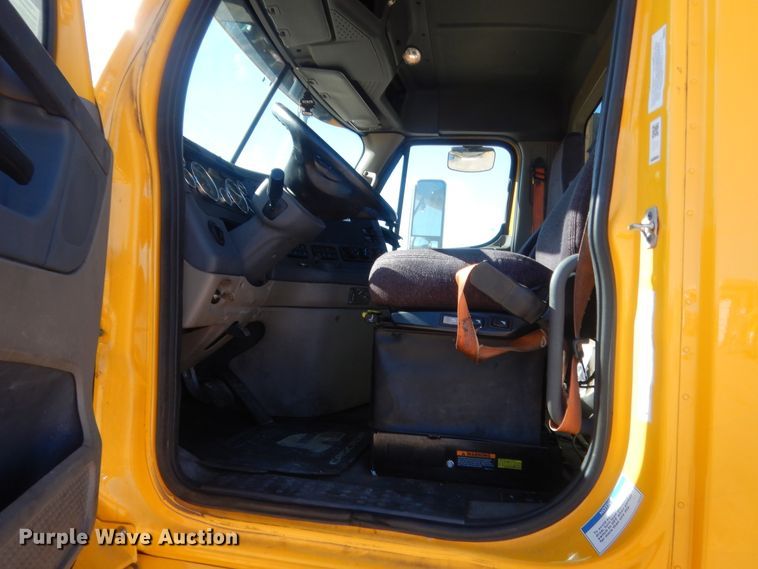 image for item ET9191 2017 Freightliner Cascadia 125  semi truck