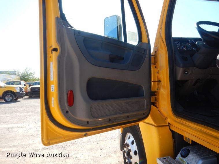 image for item ET9191 2017 Freightliner Cascadia 125  semi truck