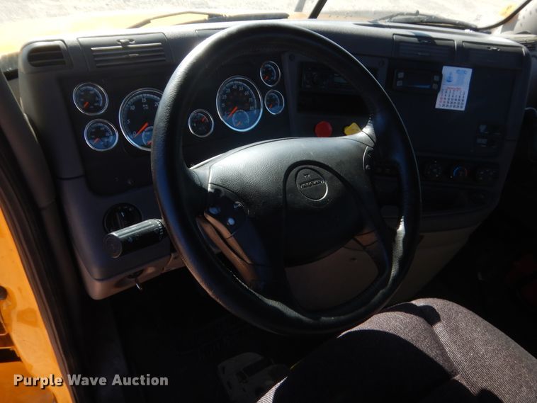 image for item ET9191 2017 Freightliner Cascadia 125  semi truck