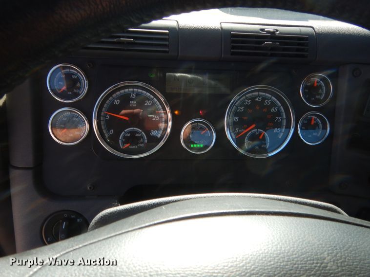 image for item ET9191 2017 Freightliner Cascadia 125  semi truck