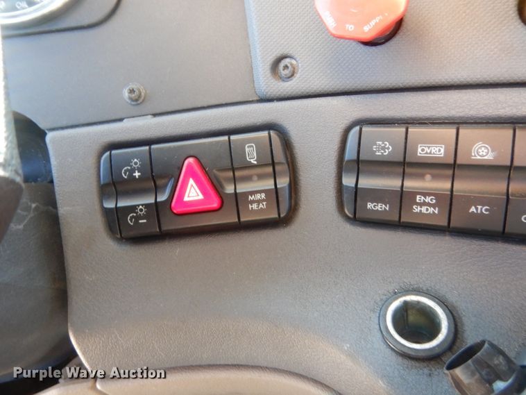 image for item ET9191 2017 Freightliner Cascadia 125  semi truck