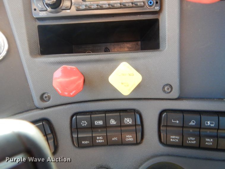 image for item ET9191 2017 Freightliner Cascadia 125  semi truck