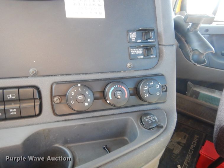 image for item ET9191 2017 Freightliner Cascadia 125  semi truck