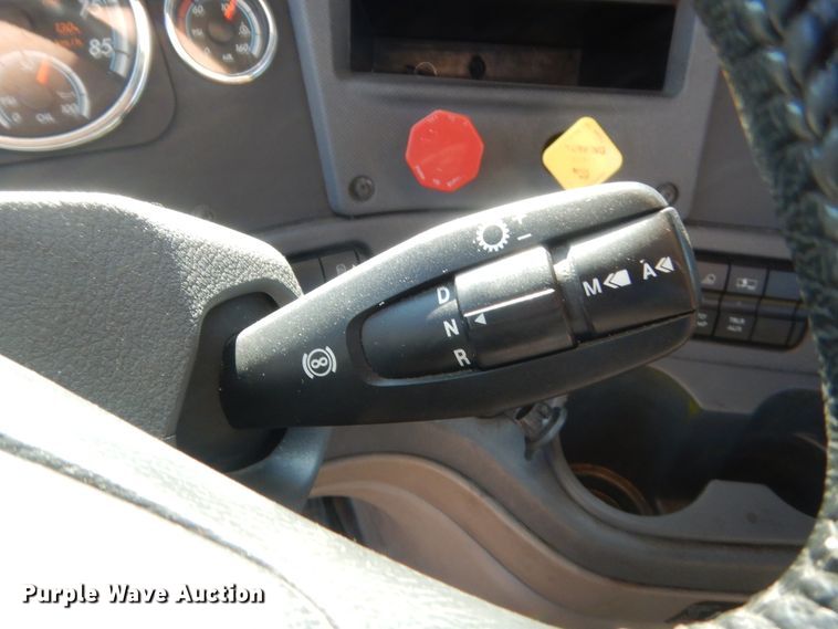 image for item ET9191 2017 Freightliner Cascadia 125  semi truck