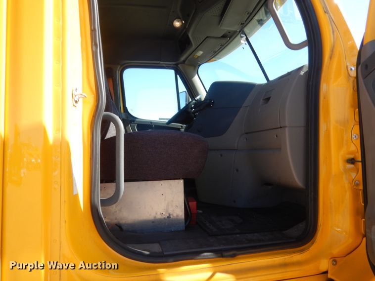 image for item ET9191 2017 Freightliner Cascadia 125  semi truck