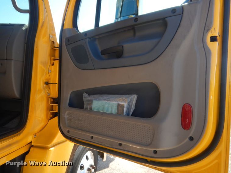 image for item ET9191 2017 Freightliner Cascadia 125  semi truck