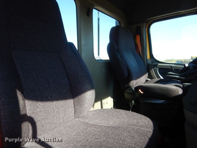 image for item ET9191 2017 Freightliner Cascadia 125  semi truck