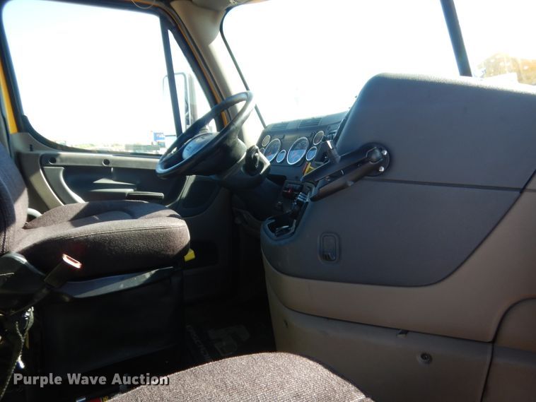 image for item ET9191 2017 Freightliner Cascadia 125  semi truck