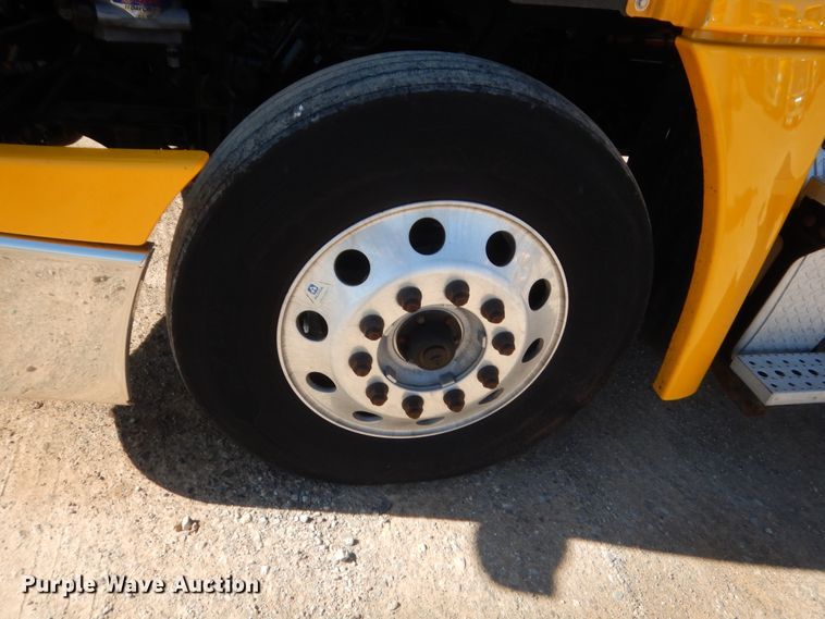 image for item ET9191 2017 Freightliner Cascadia 125  semi truck