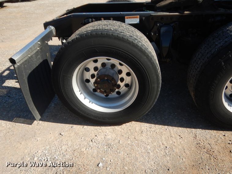 image for item ET9191 2017 Freightliner Cascadia 125  semi truck