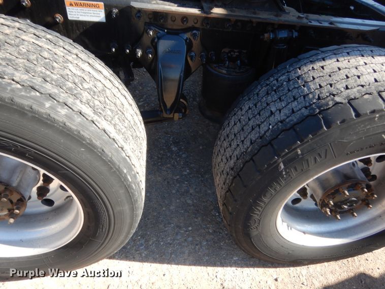 image for item ET9191 2017 Freightliner Cascadia 125  semi truck