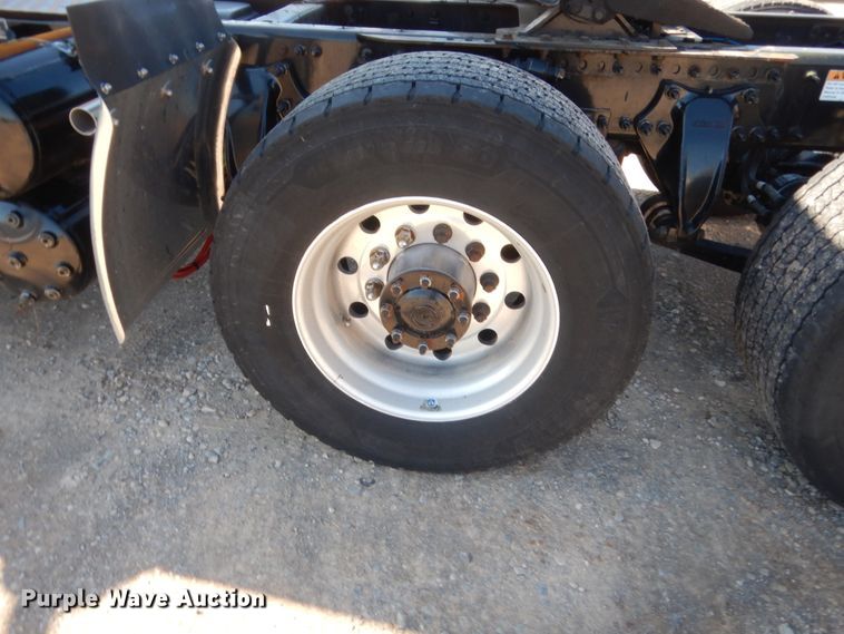 image for item ET9191 2017 Freightliner Cascadia 125  semi truck