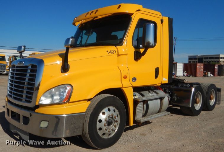 image for item ET9192 2016 Freightliner Cascadia 125  semi truck