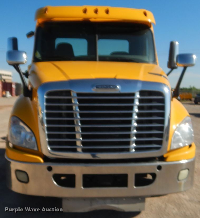 image for item ET9192 2016 Freightliner Cascadia 125  semi truck