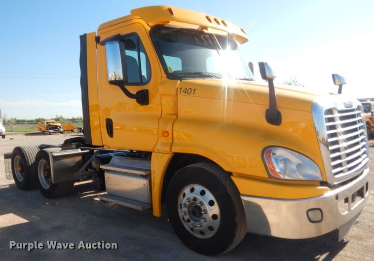 image for item ET9192 2016 Freightliner Cascadia 125  semi truck