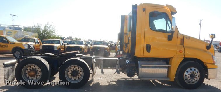 image for item ET9192 2016 Freightliner Cascadia 125  semi truck