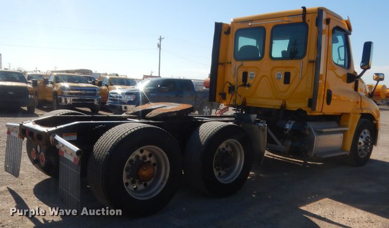 image for item ET9192 2016 Freightliner Cascadia 125  semi truck