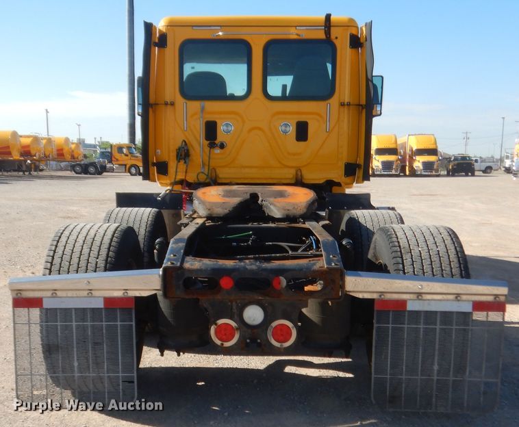 image for item ET9192 2016 Freightliner Cascadia 125  semi truck