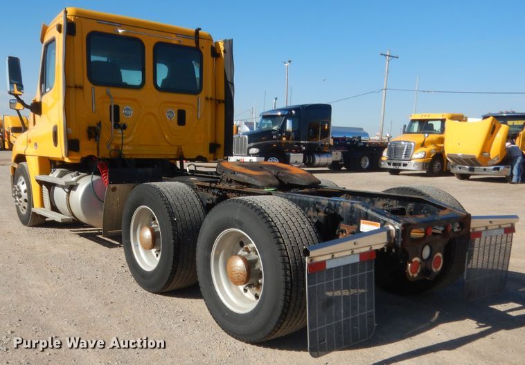 image for item ET9192 2016 Freightliner Cascadia 125  semi truck