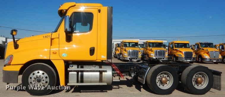 image for item ET9192 2016 Freightliner Cascadia 125  semi truck