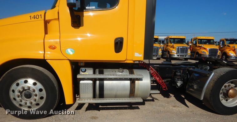 image for item ET9192 2016 Freightliner Cascadia 125  semi truck