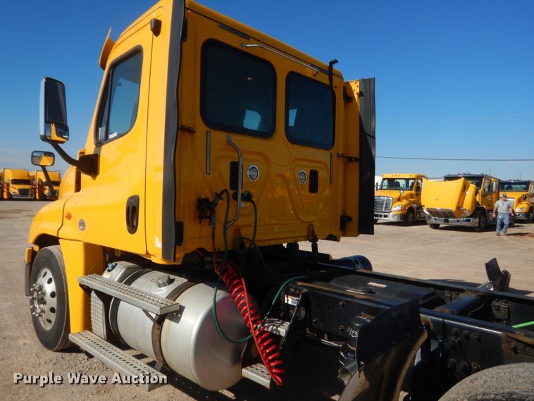 image for item ET9192 2016 Freightliner Cascadia 125  semi truck