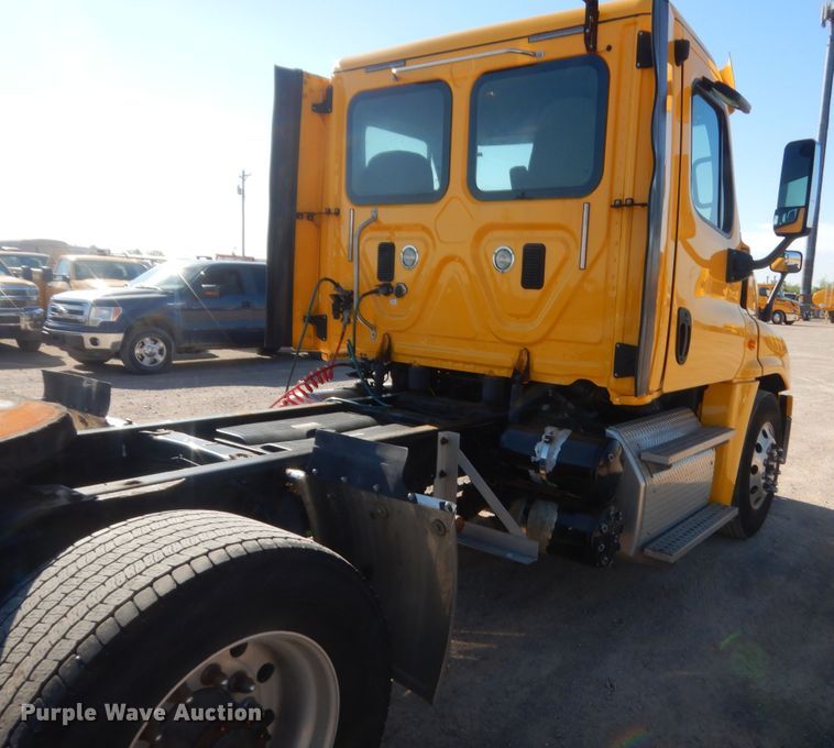 image for item ET9192 2016 Freightliner Cascadia 125  semi truck